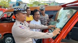 Anggota Polres Purbalingga mensosialisasikan tertib berlalu lintas di pangkalan angkot, Sabtu (22/11/2025).