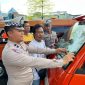 Anggota Polres Purbalingga mensosialisasikan tertib berlalu lintas di pangkalan angkot, Sabtu (22/11/2025).
