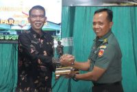Kasdim 0707/Wonosobo, Mayor Arh Siswoto Nurharjo dan Asisten Pemerintahan dan Kesra Setda Kabupaten Wonosobo, A. Didiek Wibawanto saling tukar cinderamata di acara Komsos yang berlangsung di 
Aula Makodim 0707/Wonosobo, Kamis (20/11/2025).