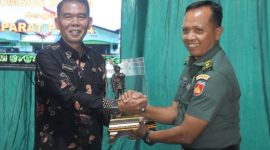 Kasdim 0707/Wonosobo, Mayor Arh Siswoto Nurharjo dan Asisten Pemerintahan dan Kesra Setda Kabupaten Wonosobo, A. Didiek Wibawanto saling tukar cinderamata di acara Komsos yang berlangsung di 
Aula Makodim 0707/Wonosobo, Kamis (20/11/2025).