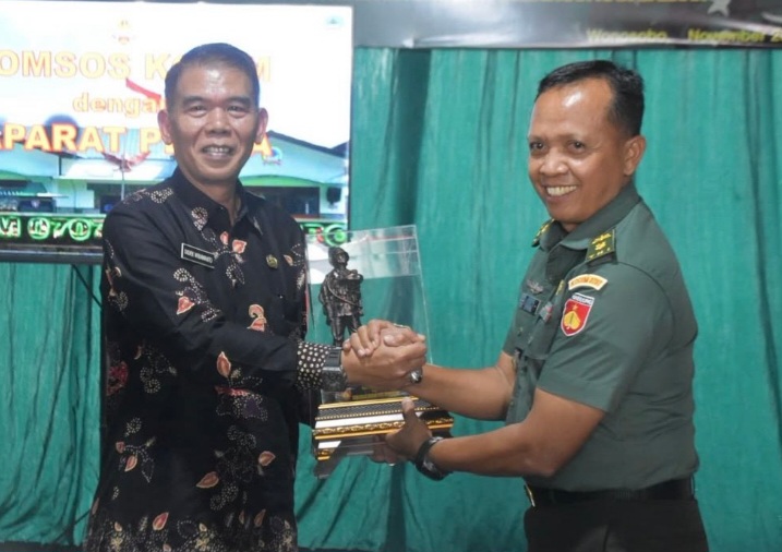 Kasdim 0707/Wonosobo, Mayor Arh Siswoto Nurharjo dan Asisten Pemerintahan dan Kesra Setda Kabupaten Wonosobo, A. Didiek Wibawanto saling tukar cinderamata di acara Komsos yang berlangsung di 
Aula Makodim 0707/Wonosobo, Kamis (20/11/2025).