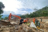Tim SAR mempepanjang waktu pencarian korban longsor dan menambah excavator PC 200 yang lebih besar dan memiliki daya keruk yang lebih kuat dan dalam.