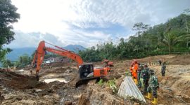 Tim SAR mempepanjang waktu pencarian korban longsor dan menambah excavator PC 200 yang lebih besar dan memiliki daya keruk yang lebih kuat dan dalam.