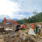 Tim SAR mempepanjang waktu pencarian korban longsor dan menambah excavator PC 200 yang lebih besar dan memiliki daya keruk yang lebih kuat dan dalam.