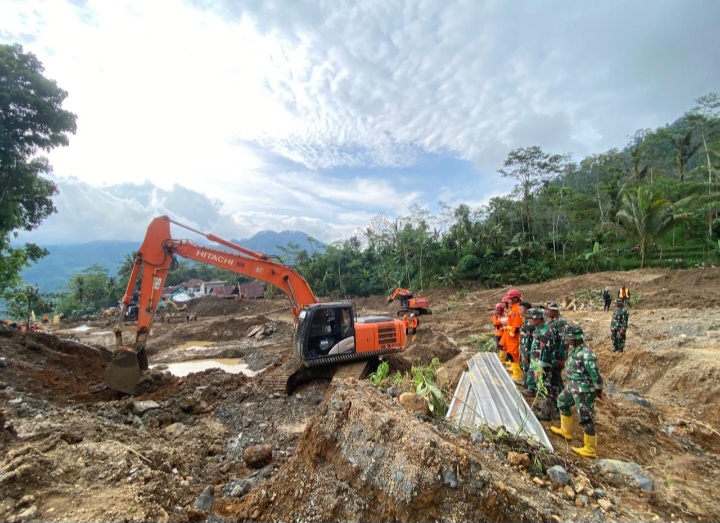Tim SAR mempepanjang waktu pencarian korban longsor dan menambah excavator PC 200 yang lebih besar dan memiliki daya keruk yang lebih kuat dan dalam.