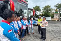 Perugas Polres Purbalingga sedang mensosialisasikan tertib berlalulintas kepada para awak bus pariwisata dalam rangka Operasi Zebra Candi 2025, Minggu (23/11/2025).