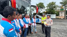 Perugas Polres Purbalingga sedang mensosialisasikan tertib berlalulintas kepada para awak bus pariwisata dalam rangka Operasi Zebra Candi 2025, Minggu (23/11/2025).