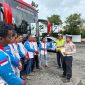 Perugas Polres Purbalingga sedang mensosialisasikan tertib berlalulintas kepada para awak bus pariwisata dalam rangka Operasi Zebra Candi 2025, Minggu (23/11/2025).
