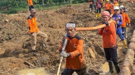 Tim SAR gabungan belum berhasil menemukan kembali korban longsor.