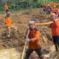 Tim SAR gabungan belum berhasil menemukan kembali korban longsor.
