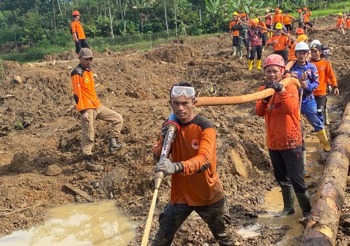 Tim SAR gabungan belum berhasil menemukan kembali korban longsor.