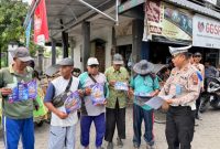 Anggota Stuan Lalu Lintas Polres Demak sedang mensosialisasikan Operasi Zebra Candi 2025 kepada masyarakat.