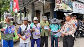 Anggota Stuan Lalu Lintas Polres Demak sedang mensosialisasikan Operasi Zebra Candi 2025 kepada masyarakat.