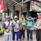 Anggota Stuan Lalu Lintas Polres Demak sedang mensosialisasikan Operasi Zebra Candi 2025 kepada masyarakat.