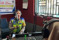 Kasat Lantas Polres Purbalingga, AKP Kumala Enggar Anjarani, hadir sebagai narasumber dalam sosialisasikan Operasi Zebra Candi 2025 melalui siaran dialog interaktif di Radio Gema Soedirman, Senin (24/11/2025).