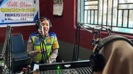 Kasat Lantas Polres Purbalingga, AKP Kumala Enggar Anjarani, hadir sebagai narasumber dalam sosialisasikan Operasi Zebra Candi 2025 melalui siaran dialog interaktif di Radio Gema Soedirman, Senin (24/11/2025).