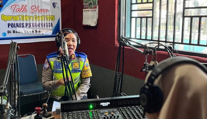 Kasat Lantas Polres Purbalingga, AKP Kumala Enggar Anjarani, hadir sebagai narasumber dalam sosialisasikan Operasi Zebra Candi 2025 melalui siaran dialog interaktif di Radio Gema Soedirman, Senin (24/11/2025).
