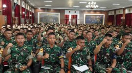 Taruna Tingkat II dan III Akademi Militer mengikuti pembekalan dari Kolonel Inf Eka Wira Dharmawan (Spartan Komando) di Gedung Moch. Lily Rochli, Akademi Militer Magelang, Senin (24/11/2025).