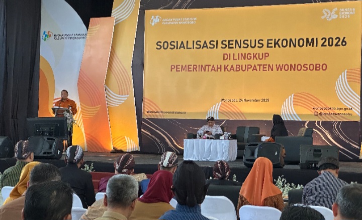 Bupati Wonosobo, Afif Nurhidayat, memberikan arahan pada kegiatan Sosialisasi Sensus Ekonomi (SE) 2026 lingkup Pemerintah Kabupaten Wonosobo di Gedung Sasana Adipura, Senin (24/11/2025).
