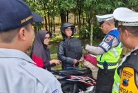 Satlantas Polres Purbalingga menggelar penertiban pelanggaran lalu lintas di ruas Jalan Desa Selabaya, Kecamatan Kalimanah, Kabupaten Purbalingga, Senin (24/11/2025). 