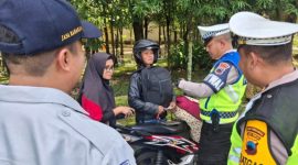 Satlantas Polres Purbalingga menggelar penertiban pelanggaran lalu lintas di ruas Jalan Desa Selabaya, Kecamatan Kalimanah, Kabupaten Purbalingga, Senin (24/11/2025). 