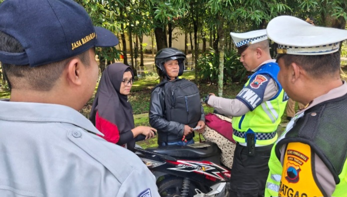 Satlantas Polres Purbalingga menggelar penertiban pelanggaran lalu lintas di ruas Jalan Desa Selabaya, Kecamatan Kalimanah, Kabupaten Purbalingga, Senin (24/11/2025). 