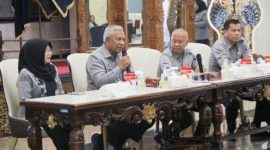 Kepala Pusat Pengembangan Fungsional BPSDM, Tejo Harwanto didampingi Kadiv Pelayanan Hukum, Tjasdirin, tengah memberikan  pengarahan di acara evaluasi, Pasca Pelatihan Fungsional, Selasa (25/11).