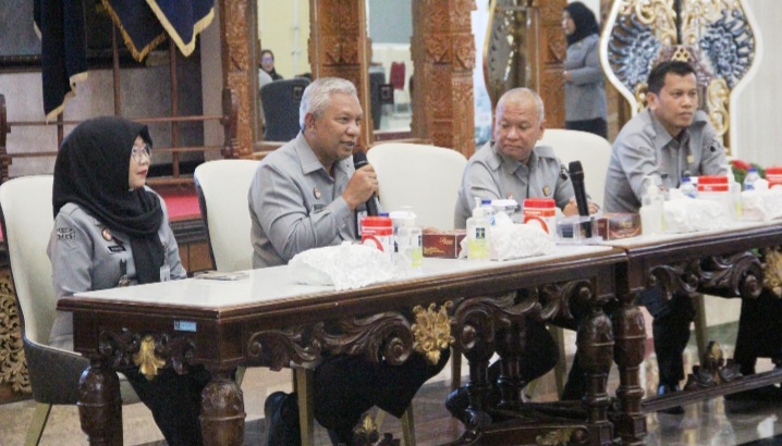 Kepala Pusat Pengembangan Fungsional BPSDM, Tejo Harwanto didampingi Kadiv Pelayanan Hukum, Tjasdirin, tengah memberikan  pengarahan di acara evaluasi, Pasca Pelatihan Fungsional, Selasa (25/11).