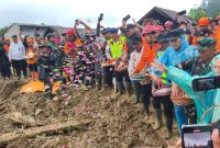 Tim SAR gabungan saat melakukan tabur bunga di lokasi longsor Banjarnegara menandai berakhirnya masa pencarian korban.