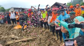Tim SAR gabungan saat melakukan tabur bunga di lokasi longsor Banjarnegara menandai berakhirnya masa pencarian korban.