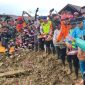 Tim SAR gabungan saat melakukan tabur bunga di lokasi longsor Banjarnegara menandai berakhirnya masa pencarian korban.