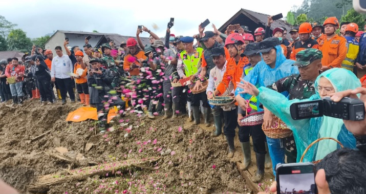 Tim SAR gabungan saat melakukan tabur bunga di lokasi longsor Banjarnegara menandai berakhirnya masa pencarian korban.