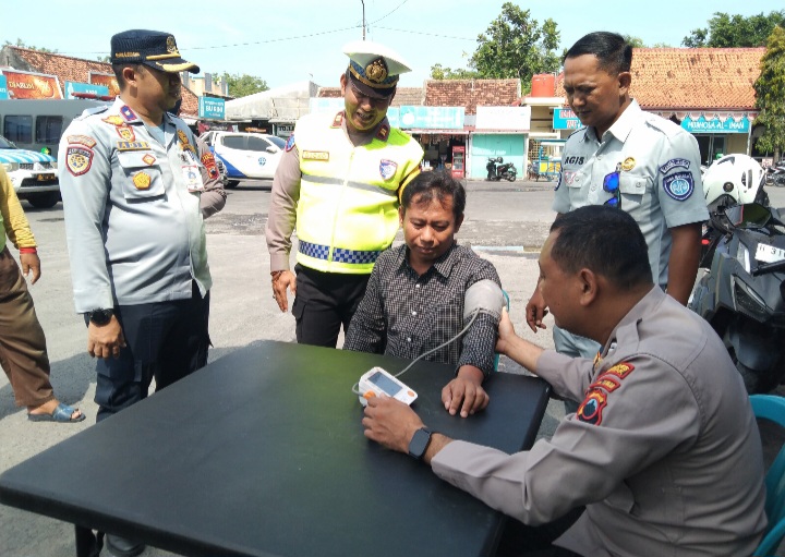 Personil Satuan Lalulintas (Satlantas) Polres Demak memeriksa kesehatan awak angkutan di Terminal Bintoro Demak, Selasa (25/11/2025).