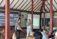 Anggota Satuan Lalulintas (Satlantas) Polres Demak dan Jasa Raharja mensosialisasikan keselamatan transportasi berbasis domisili korban di Pendopo Kecamatan Mranggen, Rabu (26/11/2025).