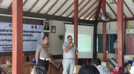Anggota Satuan Lalulintas (Satlantas) Polres Demak dan Jasa Raharja mensosialisasikan keselamatan transportasi berbasis domisili korban di Pendopo Kecamatan Mranggen, Rabu (26/11/2025).