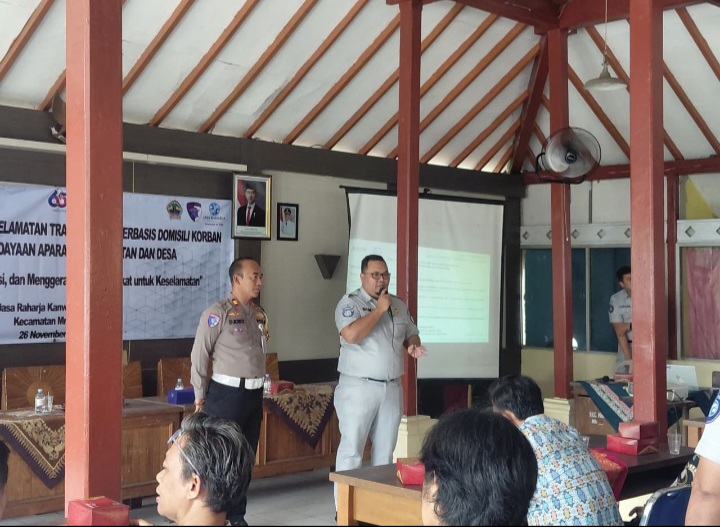 Anggota Satuan Lalulintas (Satlantas) Polres Demak dan Jasa Raharja mensosialisasikan keselamatan transportasi berbasis domisili korban di Pendopo Kecamatan Mranggen, Rabu (26/11/2025).