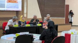 Tim presentasi Pemkab Wonosobo dipimpin Sekretaris Daerah, One Andang Wardoyo, bersama Kepala Dinas Komunikasi dan Informatika, Sekretaris Bappeda, dan Kepala Bagian Organisasi Setda Wonosobo sedang mengikuti uji publik di hadapan panelis.