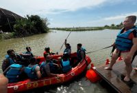 Anggota Sat Samapta Polres Demak Berlatih SAR di Sungai Jubar, Desa Klitih, Kecamatan Karangtengah, Demak, Kamis (27/11/2025).