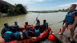 Anggota Sat Samapta Polres Demak Berlatih SAR di Sungai Jubar, Desa Klitih, Kecamatan Karangtengah, Demak, Kamis (27/11/2025).