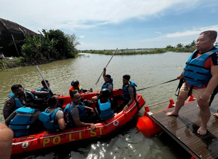 Anggota Sat Samapta Polres Demak Berlatih SAR di Sungai Jubar, Desa Klitih, Kecamatan Karangtengah, Demak, Kamis (27/11/2025).