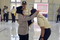 Dirbinmas Polda Jateng, Kombes Pol Siti Rondhijah, mengalungkan tanda peserta kepada salah satu peserta Pelatihan Satpam Kualifikasi Gada Pratama Tahun 2025, di Gedung Balai Latihan Kerja (BLK) Purbalingga, Kamis (27/11/2025). 
