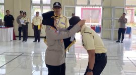 Dirbinmas Polda Jateng, Kombes Pol Siti Rondhijah, mengalungkan tanda peserta kepada salah satu peserta Pelatihan Satpam Kualifikasi Gada Pratama Tahun 2025, di Gedung Balai Latihan Kerja (BLK) Purbalingga, Kamis (27/11/2025). 