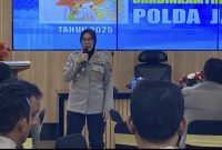 Dirbinmas Polda Jateng, Kombes Pol Siti Rondhijah memberikan sambutam di acara sosialisasi dan arahan revitalisasi Satkamling yang digelar di Aula Wicaksana Laghawa Mapolres Purbalingga, Kamis (27/11/2025).