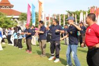 Bupati Rembang, H. Harno, mengikuti senam zumba dalam rangka Hari Ulang Tahun (HUT) Korps Pegawai Republik Indonesia (KORPRI) ke-54 di Alun-alun Rembang, Jumat (28/11/2025).