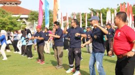 Bupati Rembang, H. Harno, mengikuti senam zumba dalam rangka Hari Ulang Tahun (HUT) Korps Pegawai Republik Indonesia (KORPRI) ke-54 di Alun-alun Rembang, Jumat (28/11/2025).