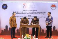 Penandatanganan Perjanjian Kerja Sama (PKS) oleh OJK dan PPATK
di kantor OJK Gedung Wisma Mulia 2 Jakarta, Jumat (28/11).