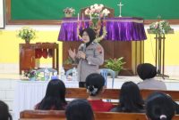 Kanit Perlindungan Perempuan dan Anak (PPA) Satreskrim Polres Purbalingga, Aiptu Hesti Nugrahaeni mensosialisasikan penanggulangan kenakalan remaja dan bullying di Gereja Kristen Jawa (GKJ) Pengalusan, Sabtu (29/11/2025).