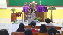 Kanit Perlindungan Perempuan dan Anak (PPA) Satreskrim Polres Purbalingga, Aiptu Hesti Nugrahaeni mensosialisasikan penanggulangan kenakalan remaja dan bullying di Gereja Kristen Jawa (GKJ) Pengalusan, Sabtu (29/11/2025).