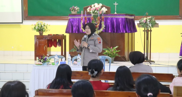 Kanit Perlindungan Perempuan dan Anak (PPA) Satreskrim Polres Purbalingga, Aiptu Hesti Nugrahaeni mensosialisasikan penanggulangan kenakalan remaja dan bullying di Gereja Kristen Jawa (GKJ) Pengalusan, Sabtu (29/11/2025).