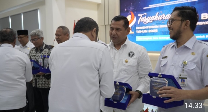 Kepala BNN Provinsi Jawa Tengah, Brigjen Pol. Agus Rohmat, menerima Penghargaan Mitra Strategis Kemenimipas 2025.
